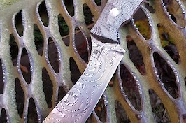 Evo model in grosserosen Damasteel and black canvas micarta