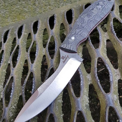 Evo model in Bohler N690 and black canvas micarta